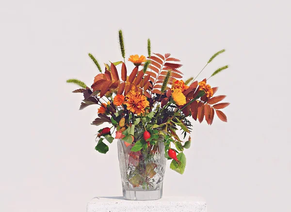 Flores Outono Folhas Vaso Cristal Vaso Com Folhas Amarelas Laranja — Fotografia de Stock