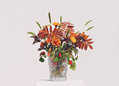 Sonbahar çiçekleri ve yaprakları kristal bir vazoda. Sarı ve turuncu yapraklı bir vazo ve doğal bir kürsüde veya kaidede kırmızı böğürtlen. Sonbahar Şükran Günü veya Cadılar Bayramı kompozisyonu.