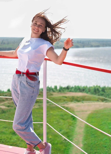 Beautiful Woman Standing View Point Smiling Brown Haired Woman Wearing — Stock Photo, Image