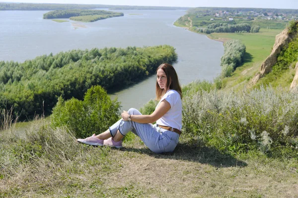 Piękna Kobieta Średnim Wieku Siedząca Nad Brzegiem Rzeki Spokojne Miejsce — Zdjęcie stockowe