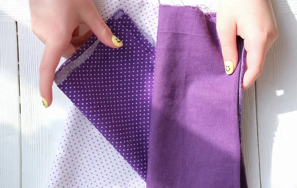 Diseñadora Moda Femenina Sosteniendo Tela Textil Púrpura Tonos Lugar Trabajo — Foto de Stock