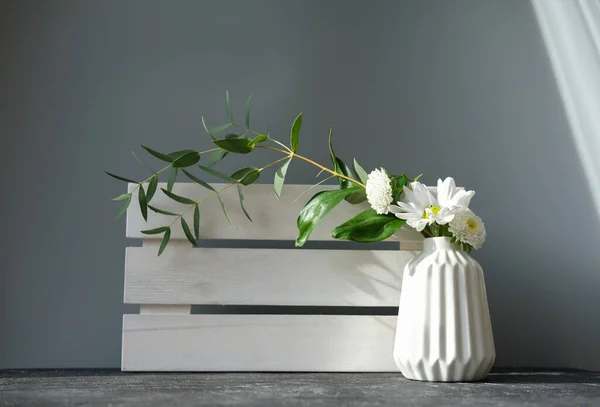 Beyaz Çiçekli Yeşil Yapraklı Beyaz Vazo Skandinav Tarzı Tasarım Minimal — Stok fotoğraf