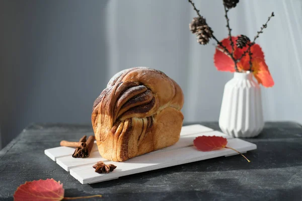 Esnaf Ahşap Rafta Tarçınlı Girdap Ekmeğini Ayırır Sonbahar Geleneksel Tarçınlı — Stok fotoğraf