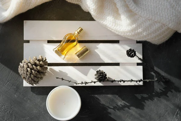 Uma Garrafa Perfume Sem Marca Rack Branco Com Acessórios Outono — Fotografia de Stock