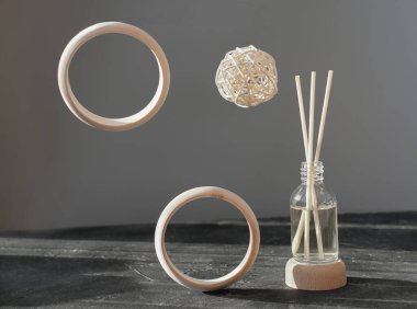 rahat atmosfer için ev kokusu yayıcı. Doğal rahatlatıcı yağ kokusu. Ahşap podyum, yükselen yüzükler ve moda reklamlar için dekoratif balo. en küçük biçim dekoru. 