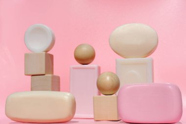 Pembe arka planda moda sabun dizaynı. Doğal sabun barları, tahta küpler ve toplar. Temizlik ve hijyen. Kişisel bakım konsepti. spa tedavisi.