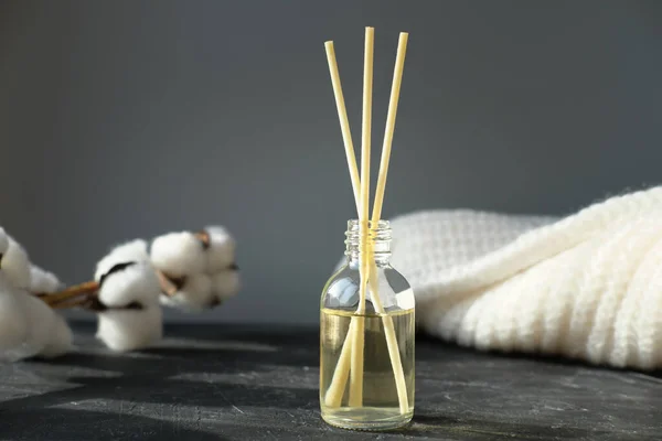 Hygge Und Aromatherapie Konzept Aroma Schilf Diffusor Baumwollzweig Und Weißer — Stockfoto