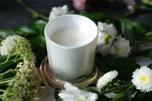 Weiße Duftkerze Und Zarte Blumen Heimdüfte Für Entspannung Und Ruhe — Stockfoto