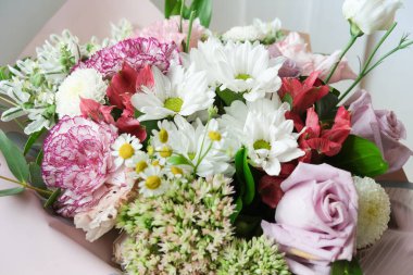 Güllü güzel çiçek buketi