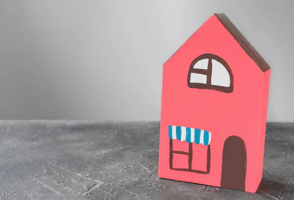 Casa Madeira Brinquedo Feito Mão Casa Vermelha Pintada Por Crianças — Fotografia de Stock
