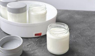 Ev yapımı yoğurt, kefir kaplı cam kavanozlar..