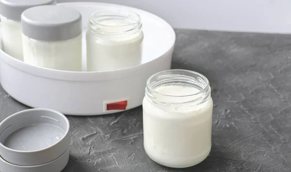 Yogurt fatto in casa, barattoli di vetro con kefir. — Foto Stock
