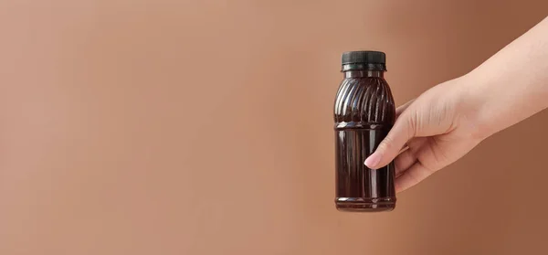 Female Hand Holding Bottle Cold Brew Coffee Banner Size Take — Stock Photo, Image