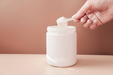 El ele tutuşan balık kolajeni. Konteynır veya kavanozdaki kolajen peptidler. İçeceği karıştırmak için toz. Sağlık hizmetleri destek konsepti. Cilt ve eklemler için kolajen .