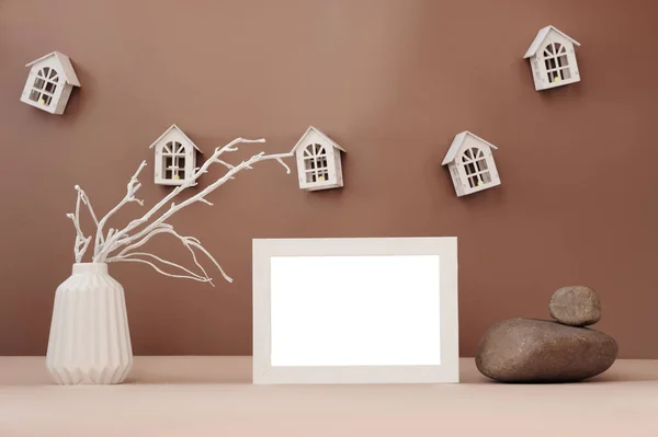米色背景的最小风格的作文 白色相框 有文字复制空间 白色花瓶 有分枝 木制房屋和石头假日 用来做广告 项目的模板 — 图库照片