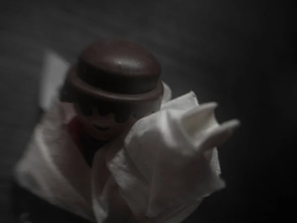 Havlu tutan oyuncak (yakın çekim))