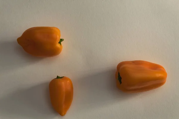 Ayrı bir portakal biberi grubu masanın üstünde.