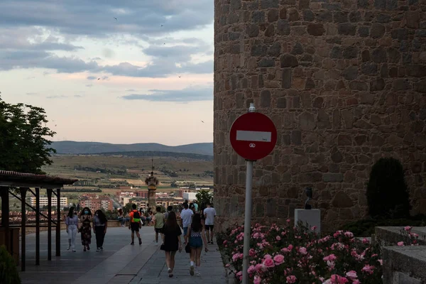 İspanya 'daki yeni normalliğin başlangıcından sonra yürüyen insanlar.