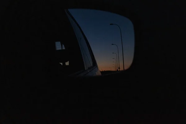 Отражение Уличных Фонарей Боковом Зеркале Автомобиля Дороге Закате — стоковое фото