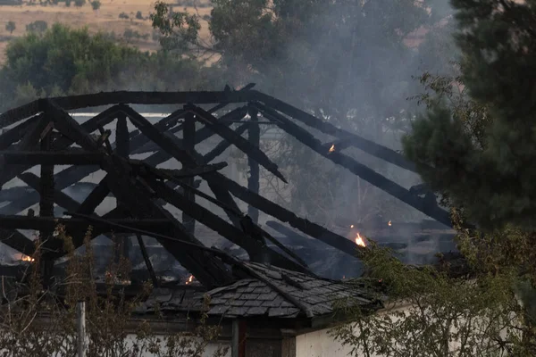  Terk edilmiş elektrik santrali yanıyor (Avila, İspanya; 07 / 26 / 2020)