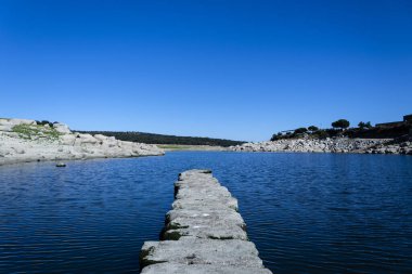 Adaja nehri mavi gökyüzünün altında suyla dolu.