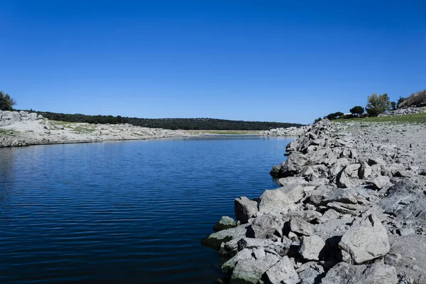 Adaja nehri mavi gökyüzünün altında suyla dolu.
