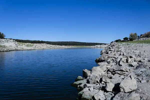 Adaja nehri mavi gökyüzünün altında suyla dolu.