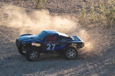  RC 4WD araçları şehir dışına sürüldü (Avila, İspanya; 08 / 22 / 2020) 