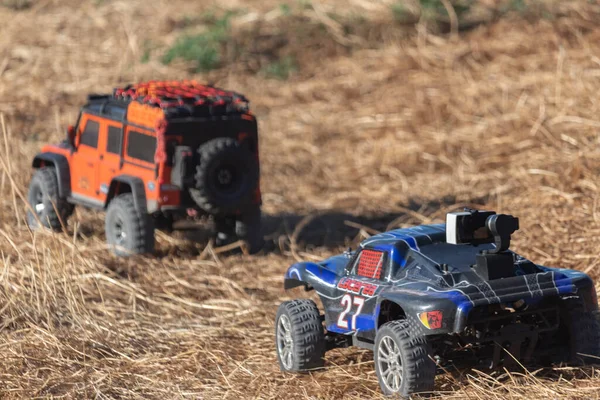  RC 4WD araçları şehir dışına sürüldü (Avila, İspanya; 08 / 22 / 2020) 