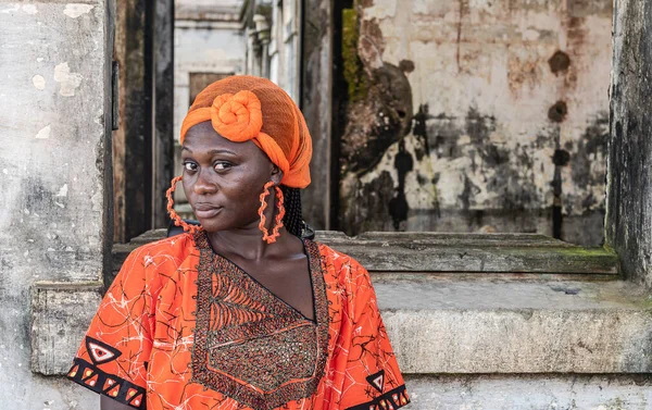 Africa Woman Steht Einem Alten Gebäude Aus Der Kolonialzeit Takoradi — Stockfoto