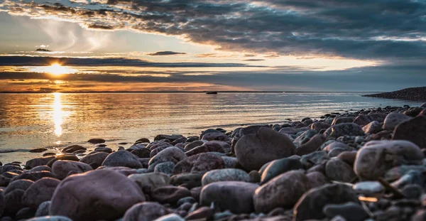 Puesta Sol Mar Báltico Con Hermosas Piedras Naturales Situadas Costa — Foto de Stock