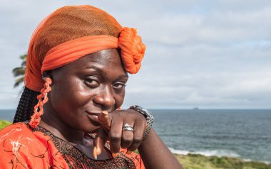 Afrikalı bir kadın tarihi unutmamanızı söylüyor ama barışçıl bir şekilde Sekondi-Takoradi Gana Batı Afrika 'daki Gana sömürge döneminden hatıralar..