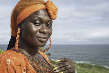 Gana 'lı Afrikalı bir kadın Takoradi Gana Batı Afrika' da avantajlı bir noktada duruyor.
