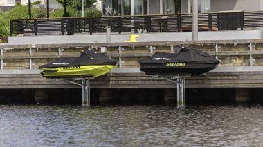 Gavle sahilindeki rıhtıma iki jet ski çekildi. İsveç Gavle 2020 Temmuz