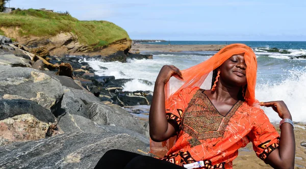 Afrikanerin Aus Ghana Mit Orangefarbenem Kleid Auf Den Felsen Meer — Stockfoto