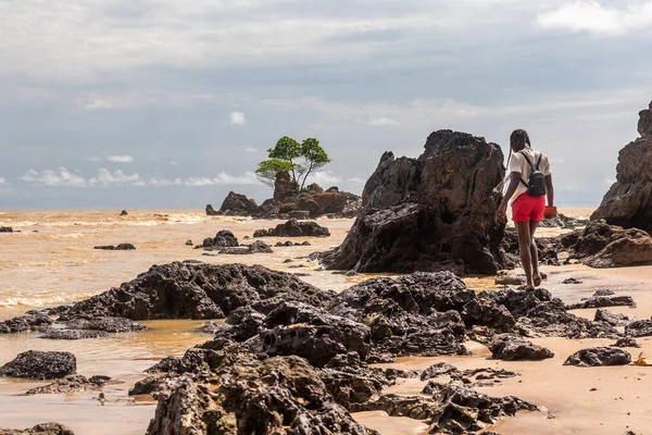 Batı Afrika 'da, Axim Gana' da sırt çantalı Afrikalı bir kadın.