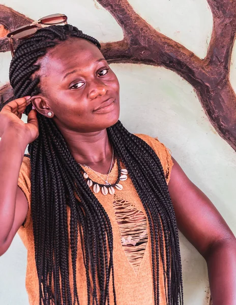 アフリカガーナ女性とともにラスタ髪彼女の耳に手を保持これは彼女があなたを聞いていないことを象徴 — ストック写真