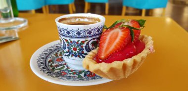 Fincan kahve ve kek bir tablo