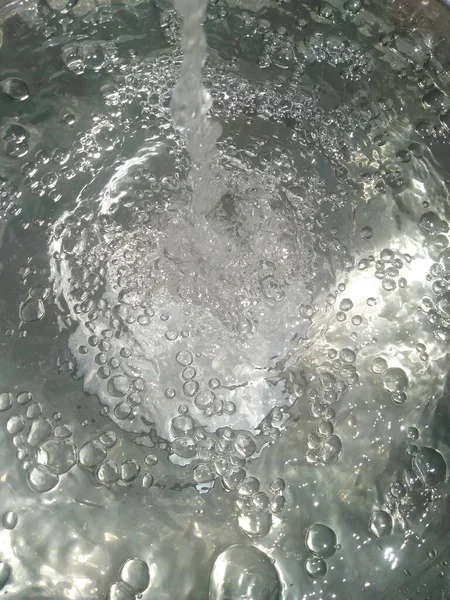 Düşen su ve kabarcıklar Arkaplan ve Duvar Kağıdı İçin Mükemmel