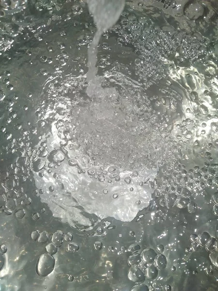 Düşen su ve kabarcıklar Arkaplan ve Duvar Kağıdı İçin Mükemmel