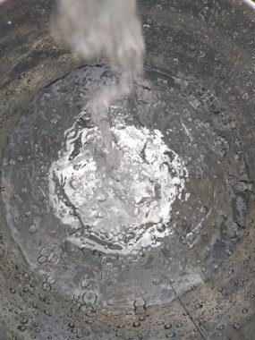 Düşen su ve kabarcıklar Arkaplan ve Duvar Kağıdı İçin Mükemmel