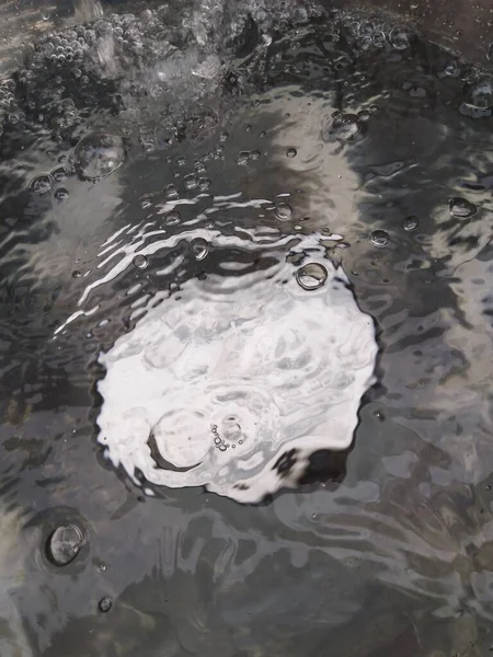 Düşen su ve kabarcıklar Arkaplan ve Duvar Kağıdı İçin Mükemmel