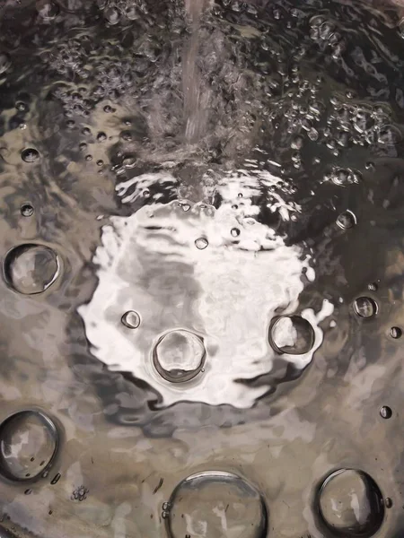 Düşen su ve kabarcıklar Arkaplan ve Duvar Kağıdı İçin Mükemmel
