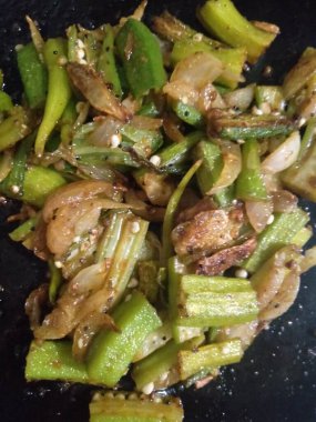 Hint usulü kızarmış Bayan Parmak sebzesi yemeye hazır.