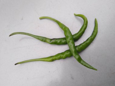 Beyaz arkaplanda izole edilmiş yeşil biber