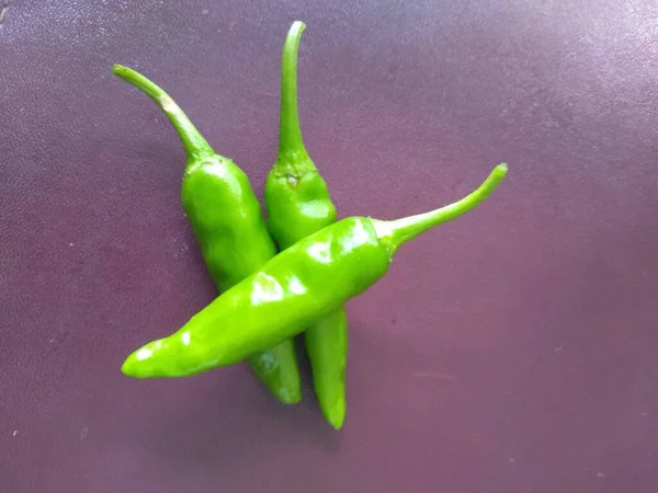 Groene Chili Geïsoleerd Een Bruine Achtergrond — Stockfoto