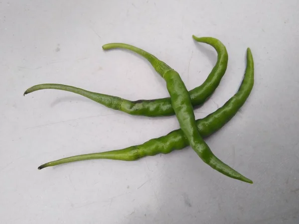 Groene Chili Geïsoleerd Een Witte Achtergrond — Stockfoto