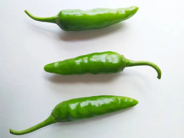 Grüne Chilischoten Isoliert Auf Weißem Hintergrund — Stockfoto