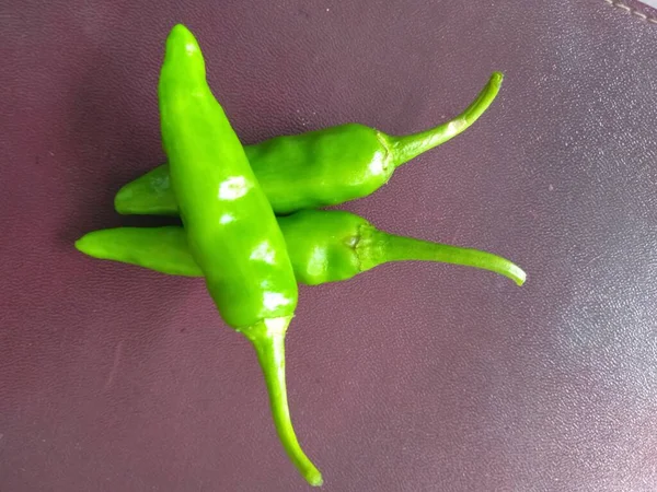 Kahverengi arka planda yeşil biber