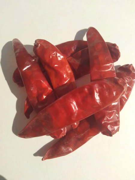 Gedroogde Rode Chili Geïsoleerd Een Witte Achtergrond — Stockfoto